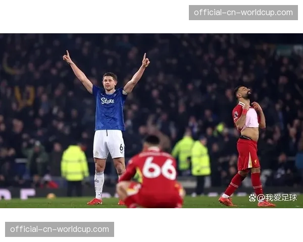 英超联盟讨论下赛季可能引入“转换暂停”规则以降低比赛速度，引发争议